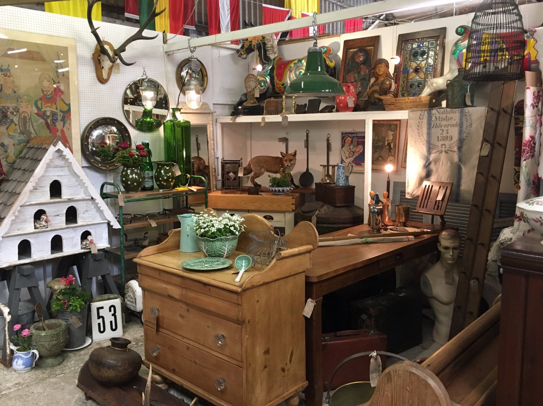 The Alleyways Antiques Centre景点图片