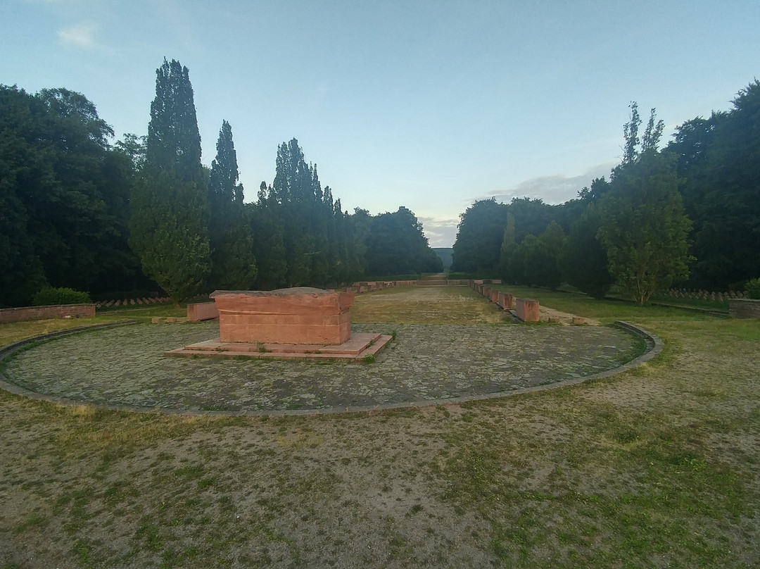 German War Cemetery景点图片