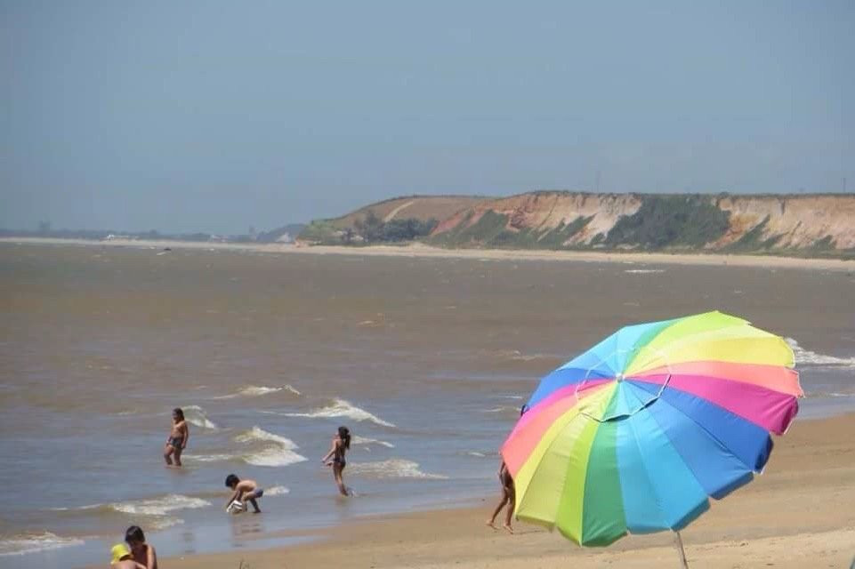 Praia dos Cacoes景点图片