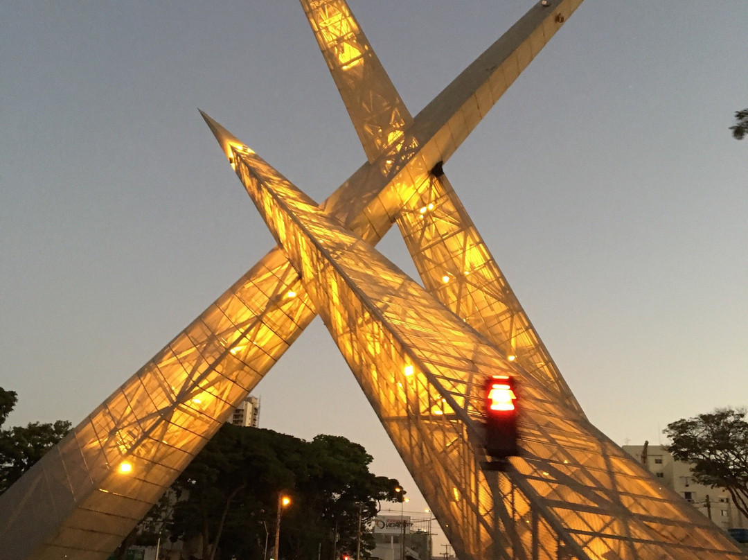 Monumento dos Três Marcos-戈亚尼亚必去景点