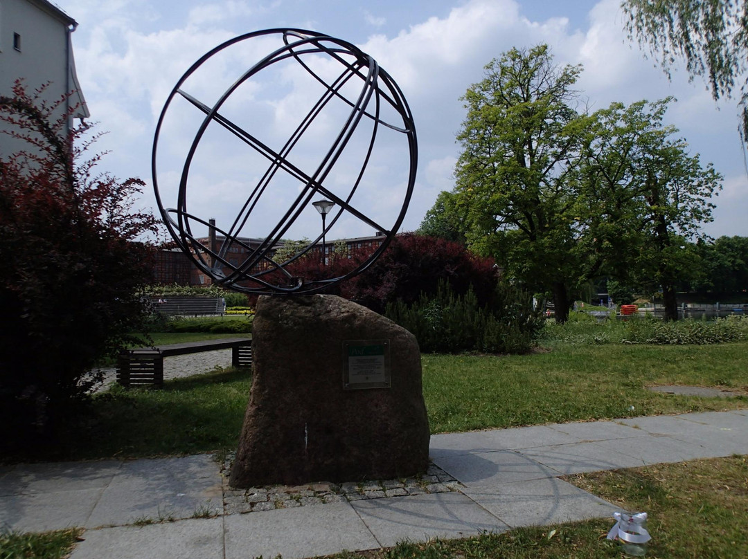 18 Meridian Statue景点图片
