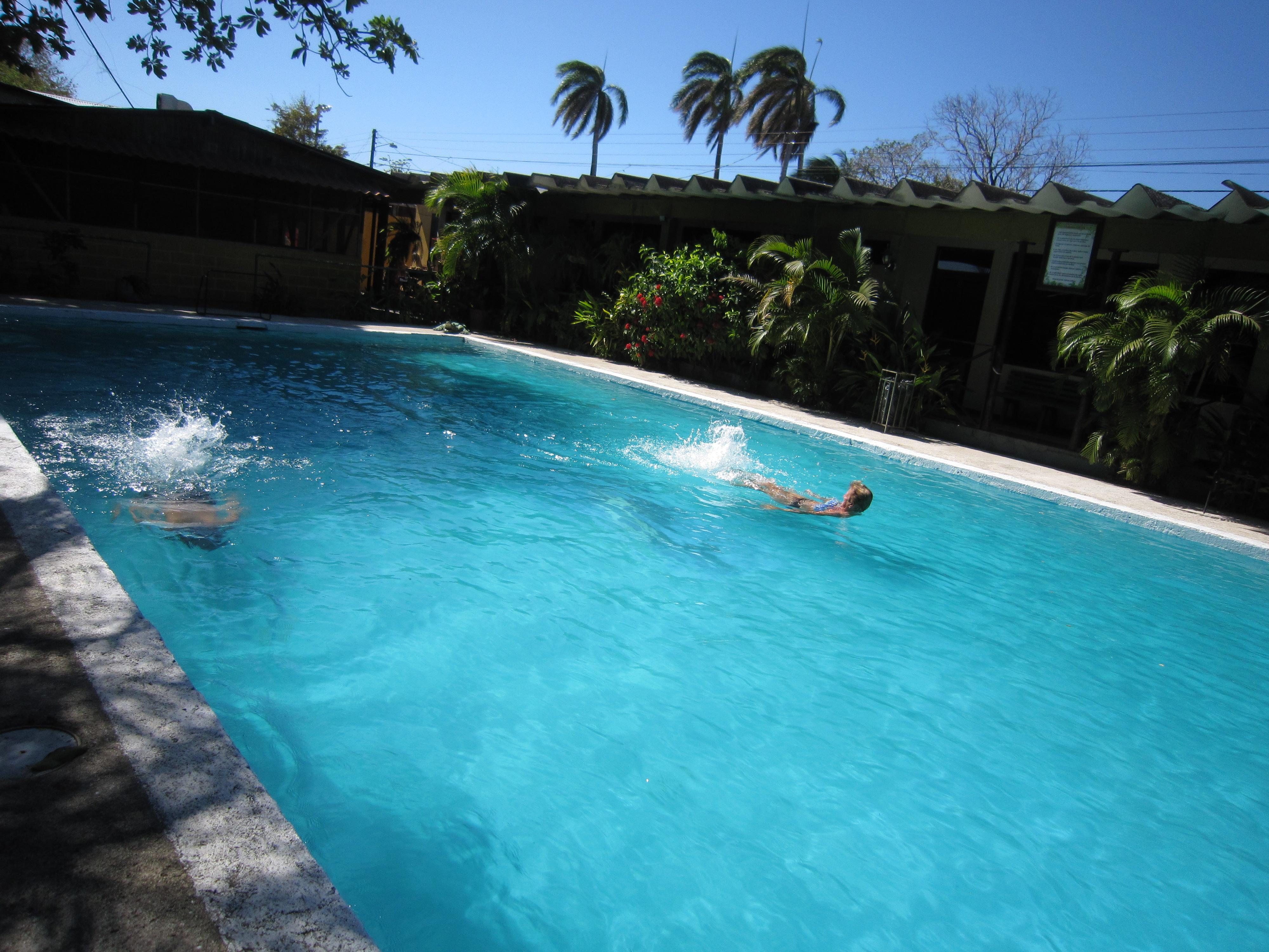 Hotel Cabinas Amelia-泳池