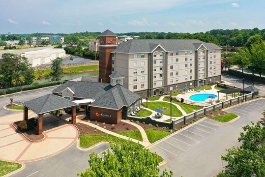 La Quinta Inn & Suites By Wyndham Greensboro NC主图