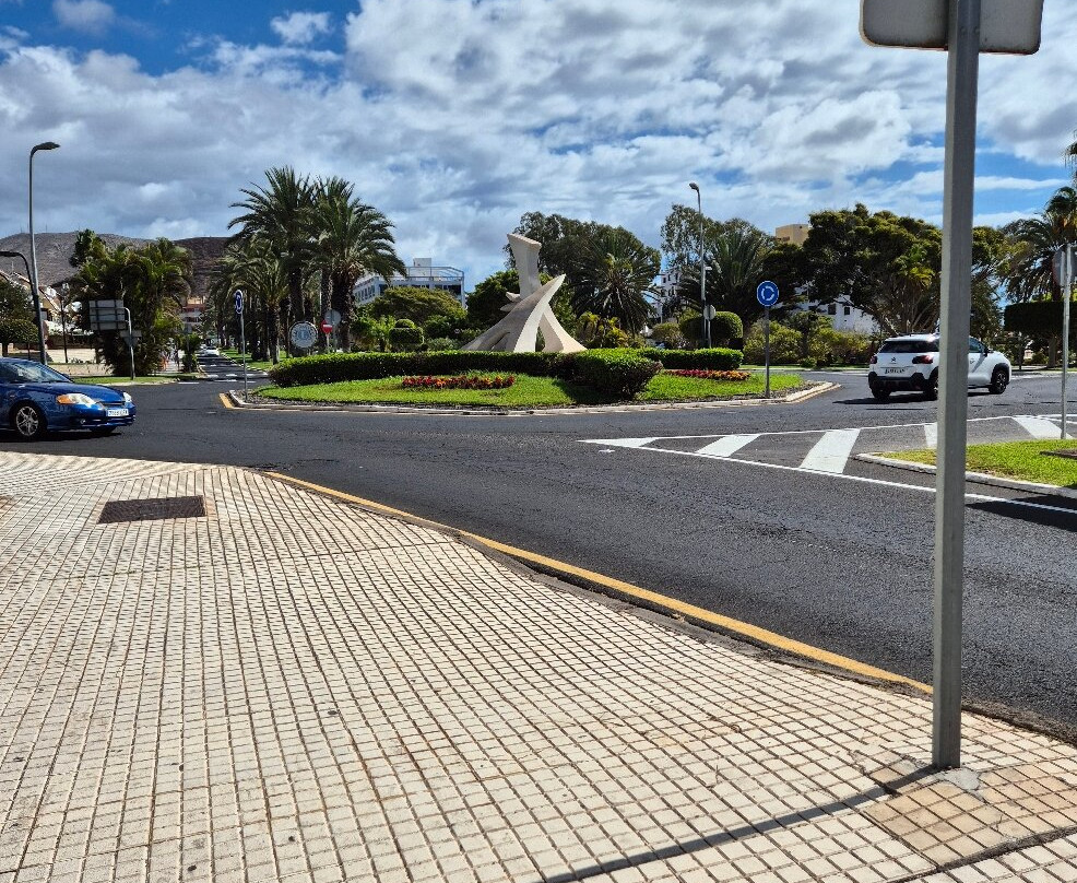 The Roundabout Sculpture景点图片