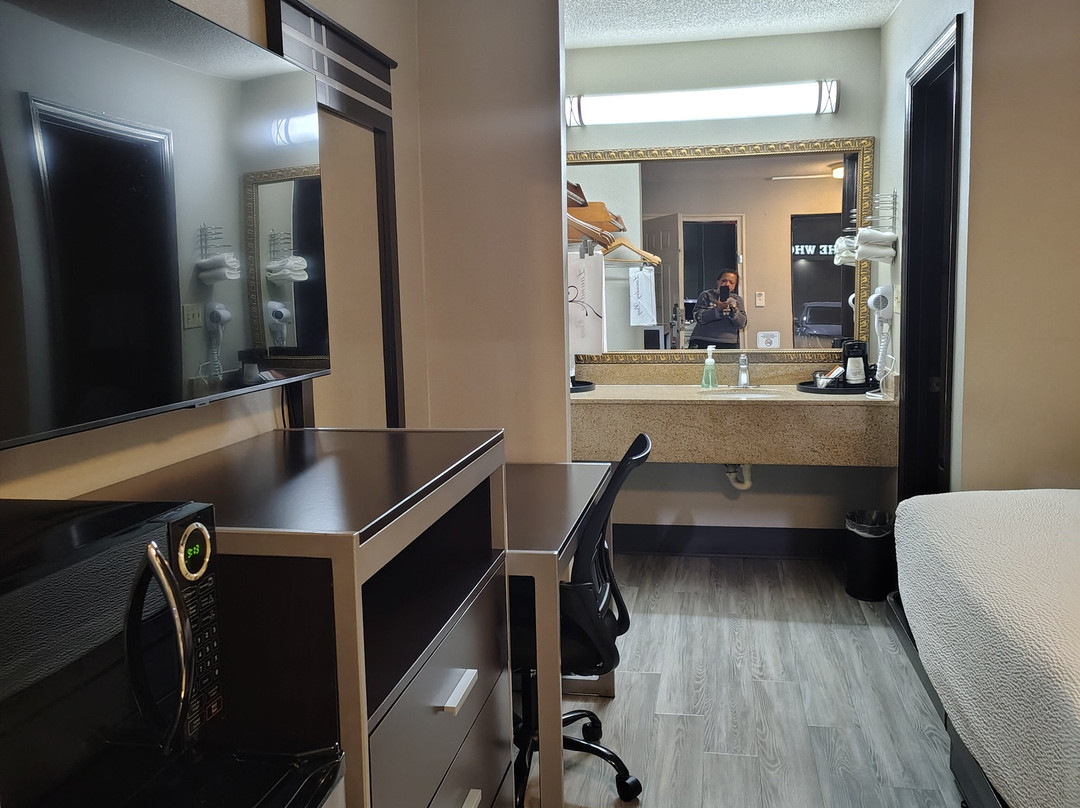 Deluxe Inn Fayetteville主图