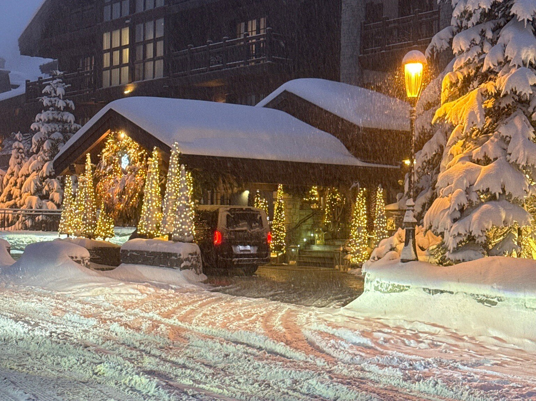 高雪维尔雪峰酒店主图