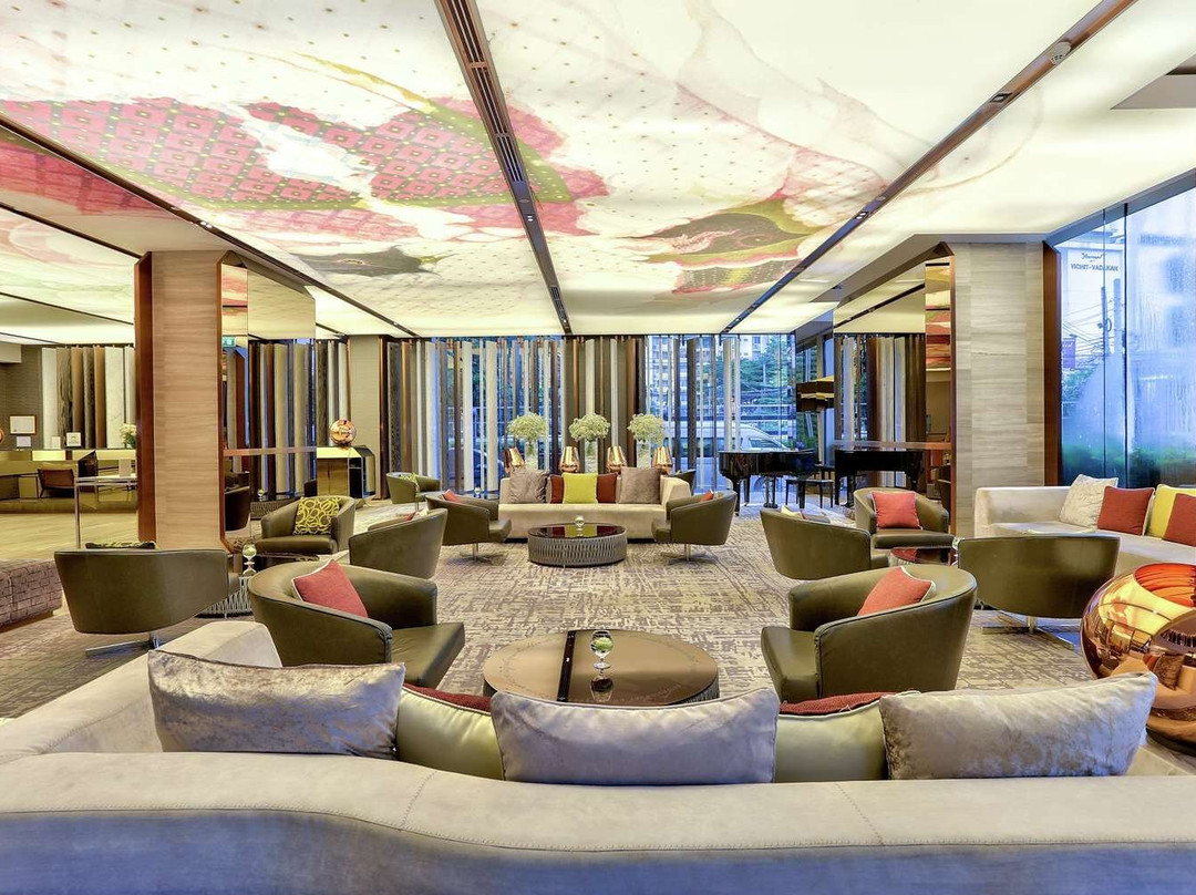 曼谷素坤逸希尔顿酒店主图