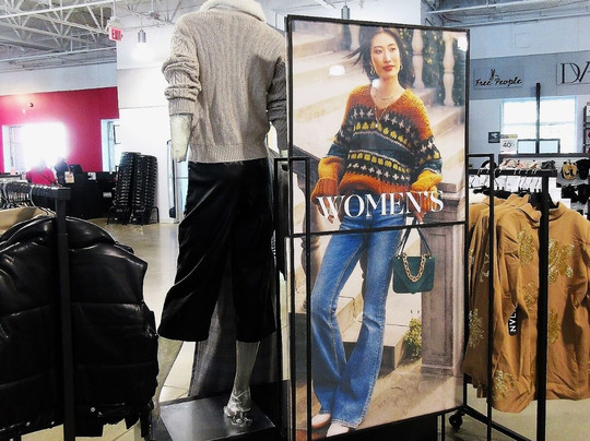 Saks OFF 5TH-奥罗拉必去景点