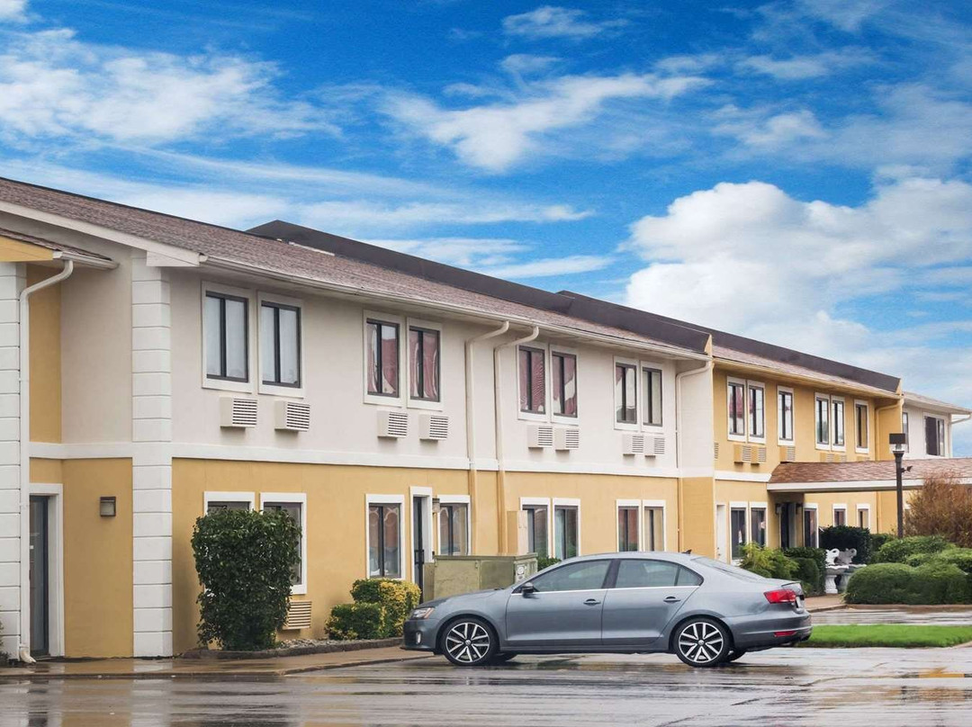 Super 8 by Wyndham Jonesboro