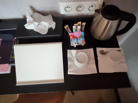 巴士底洛奈酒店主图