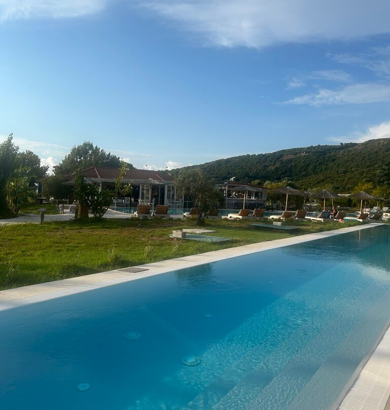 帕西法伊金色乡村酒店主图