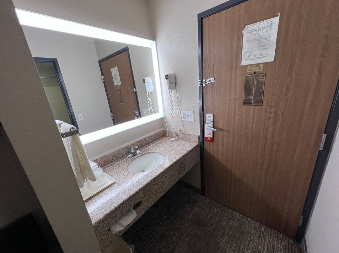 Super 8 by Wyndham Marshall主图