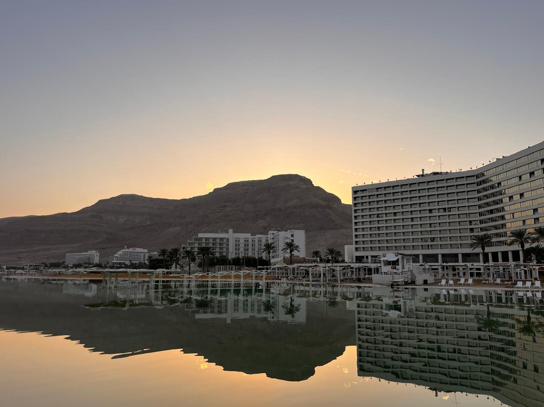 死海皇冠假日酒店主图