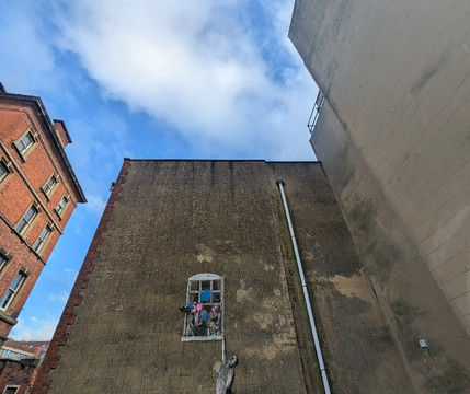 Banksy's Well Hung Lover-布里斯托尔必去景点