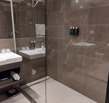 里威海牙酒店主图