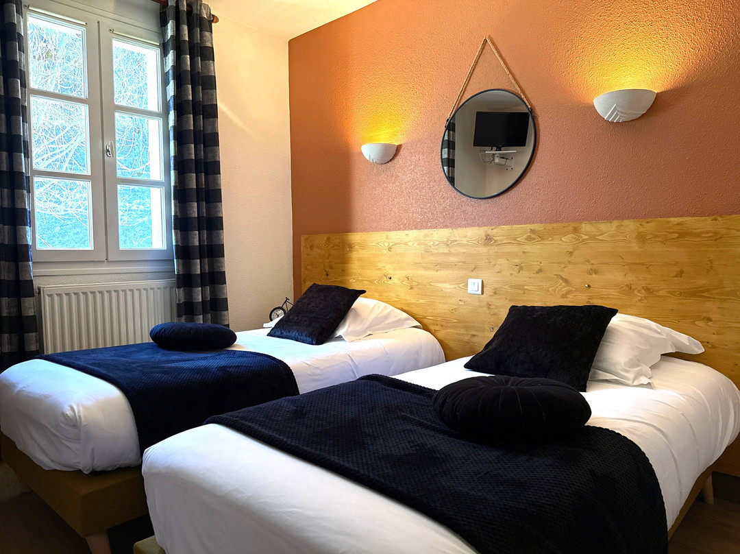 Mandailles-Saint-Julien酒店住宿-Hôtel l'Escoundillou Saint Jacques des Blats