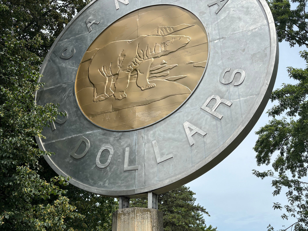 Toonie Monument-Campbellford必去景点