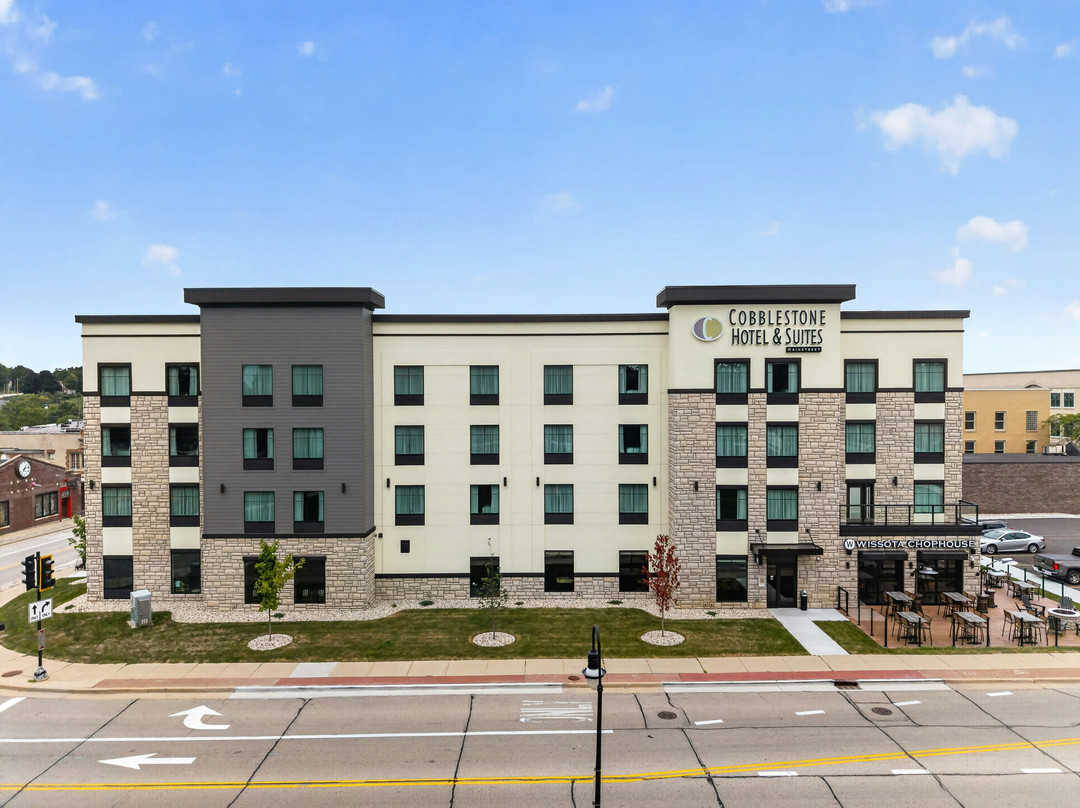 Cobblestone Hotel & Suites - Waukesha/West Milwaukee