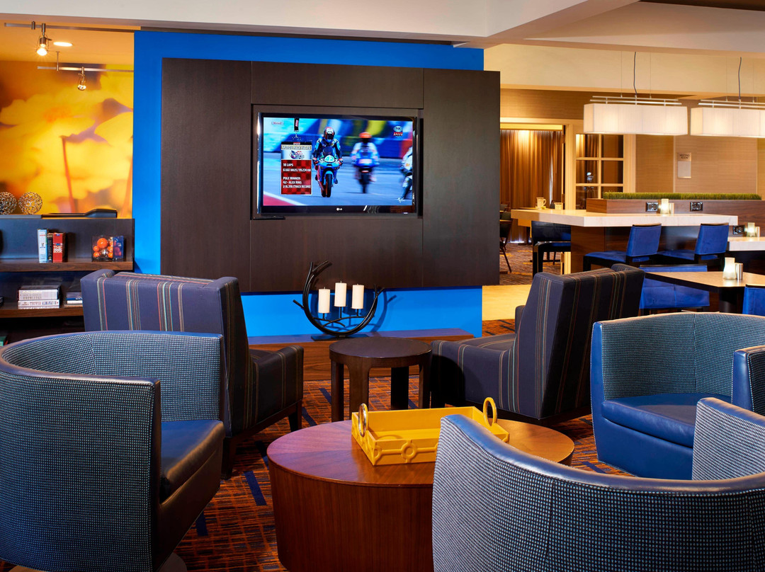 底特律尤蒂卡万怡酒店主图