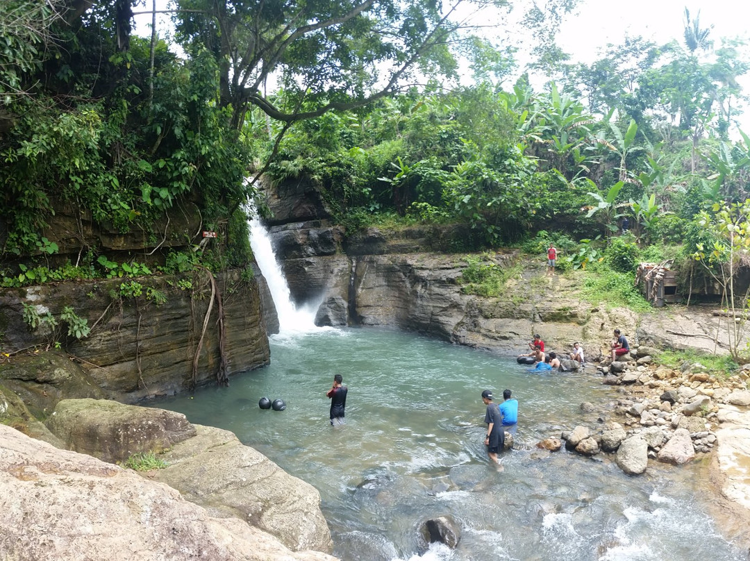 Tundo Telu Waterfall景点图片