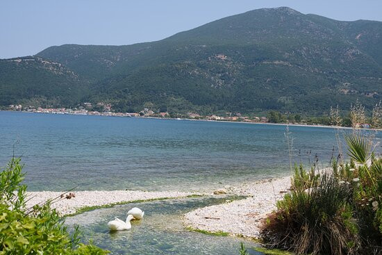 Karavomilos Lake景点图片