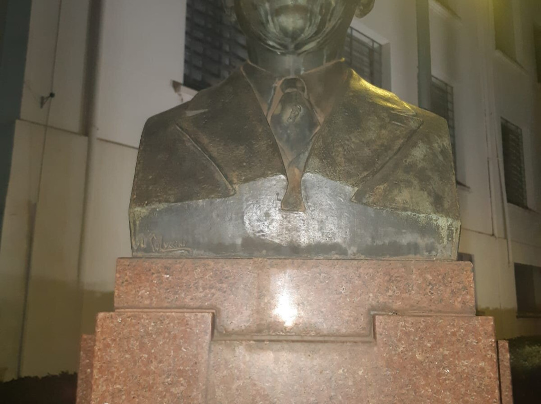 Busto em Memória do Dr. Trajano de Barros Camargo