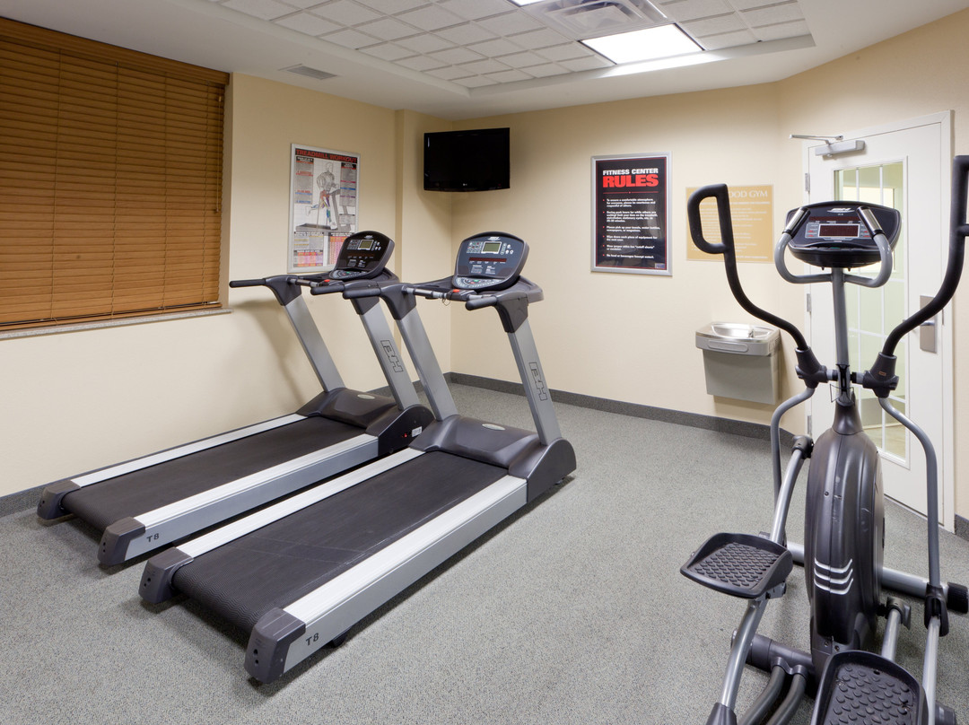 马纳萨斯烛木套房酒店主图