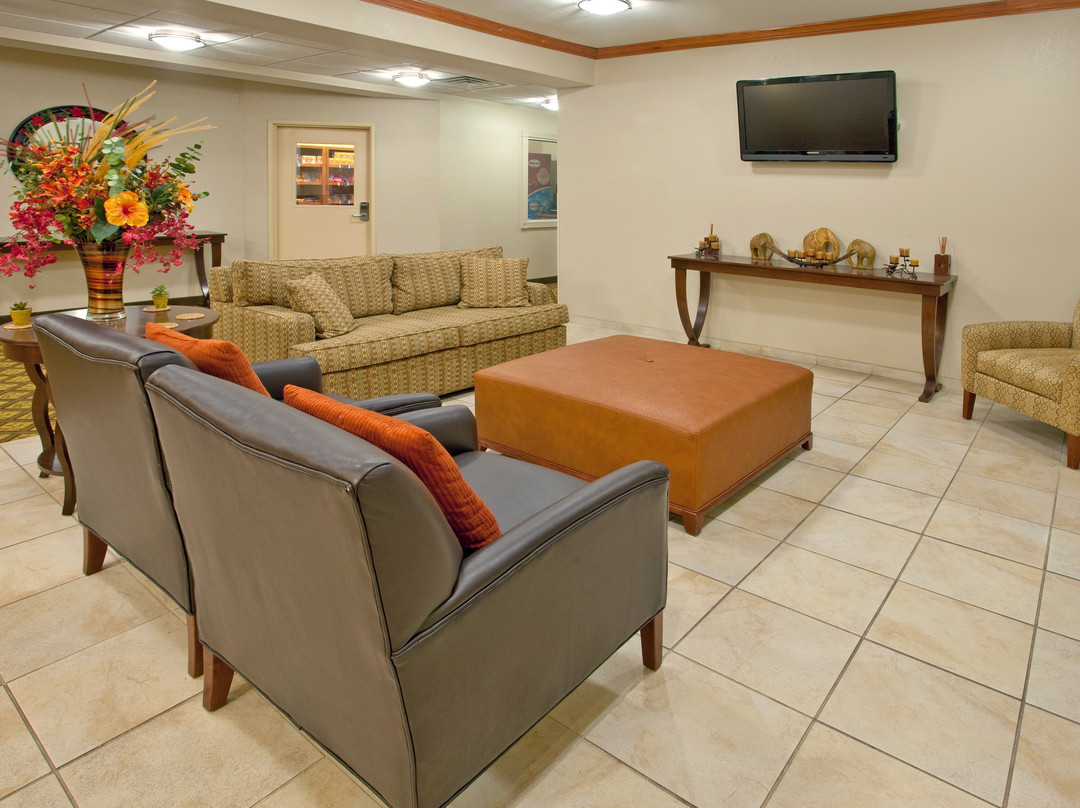 梅里维尔烛木套房酒店主图