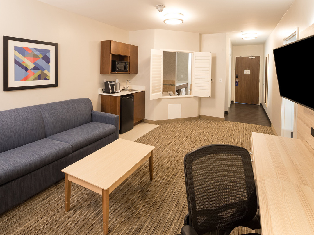 贝城快捷假日&套房酒店主图