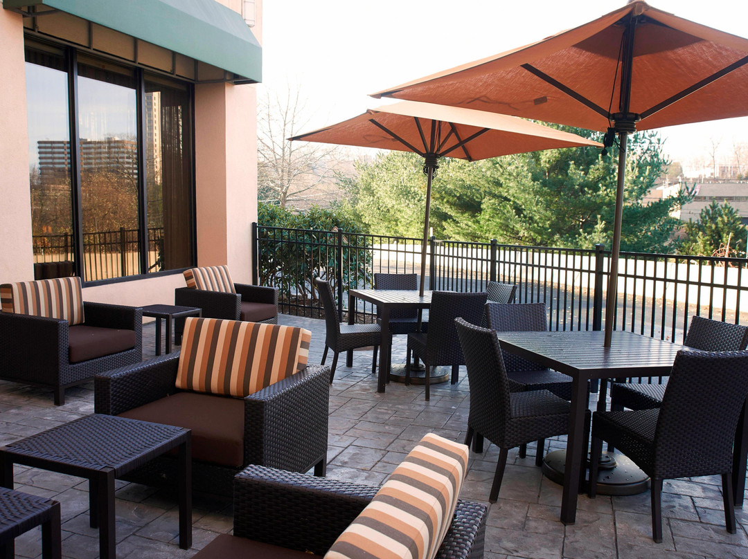 Courtyard Shelton主图