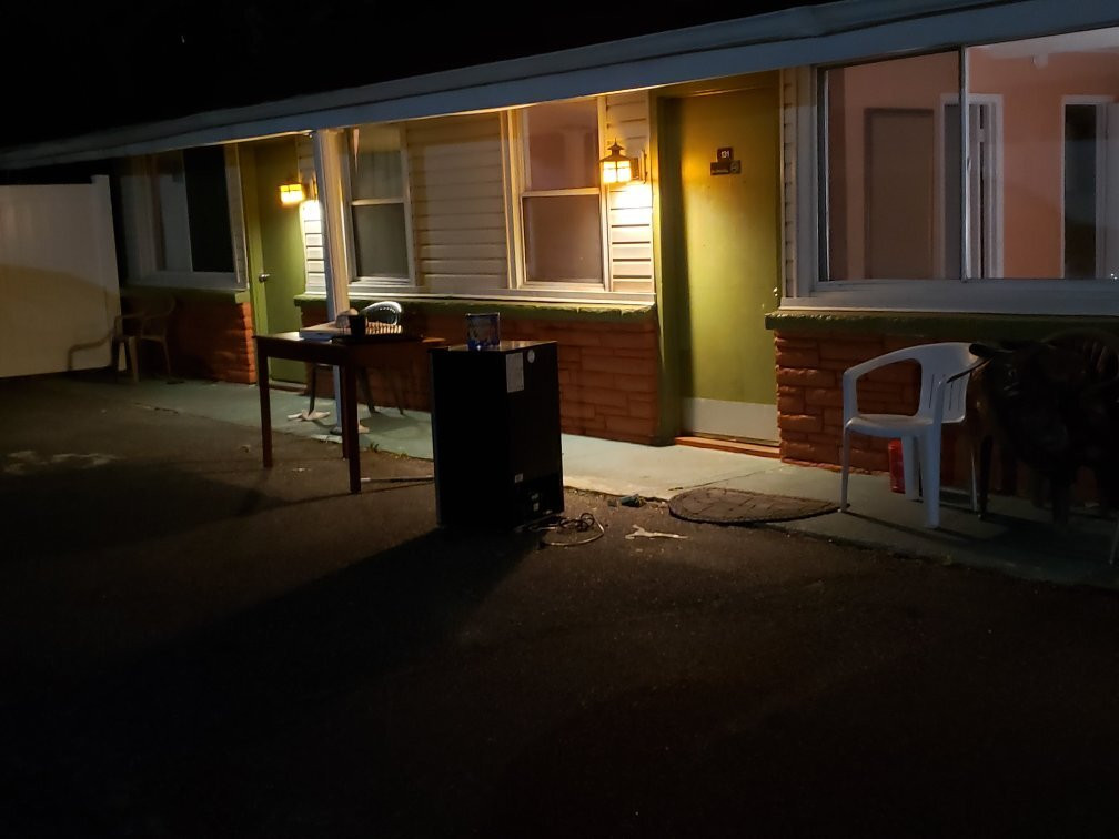 Economy Motel Inn & Suites