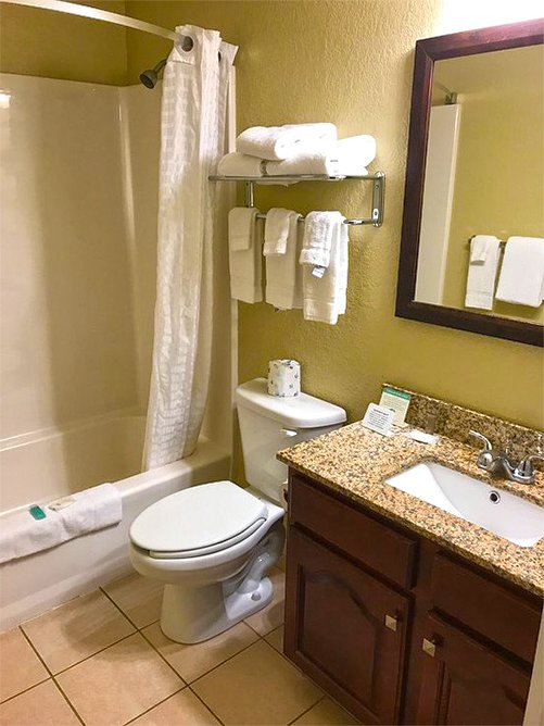 Mainstay Suites Coralville - Iowa City-浴室