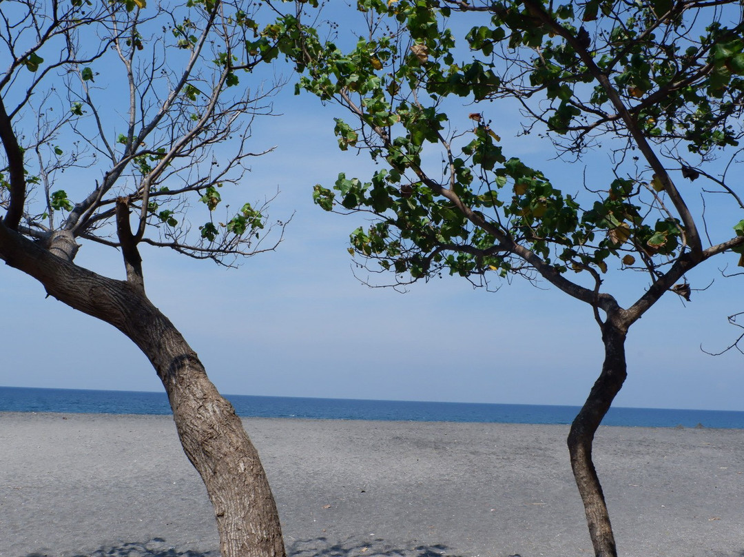 Kerandangan Beach景点图片