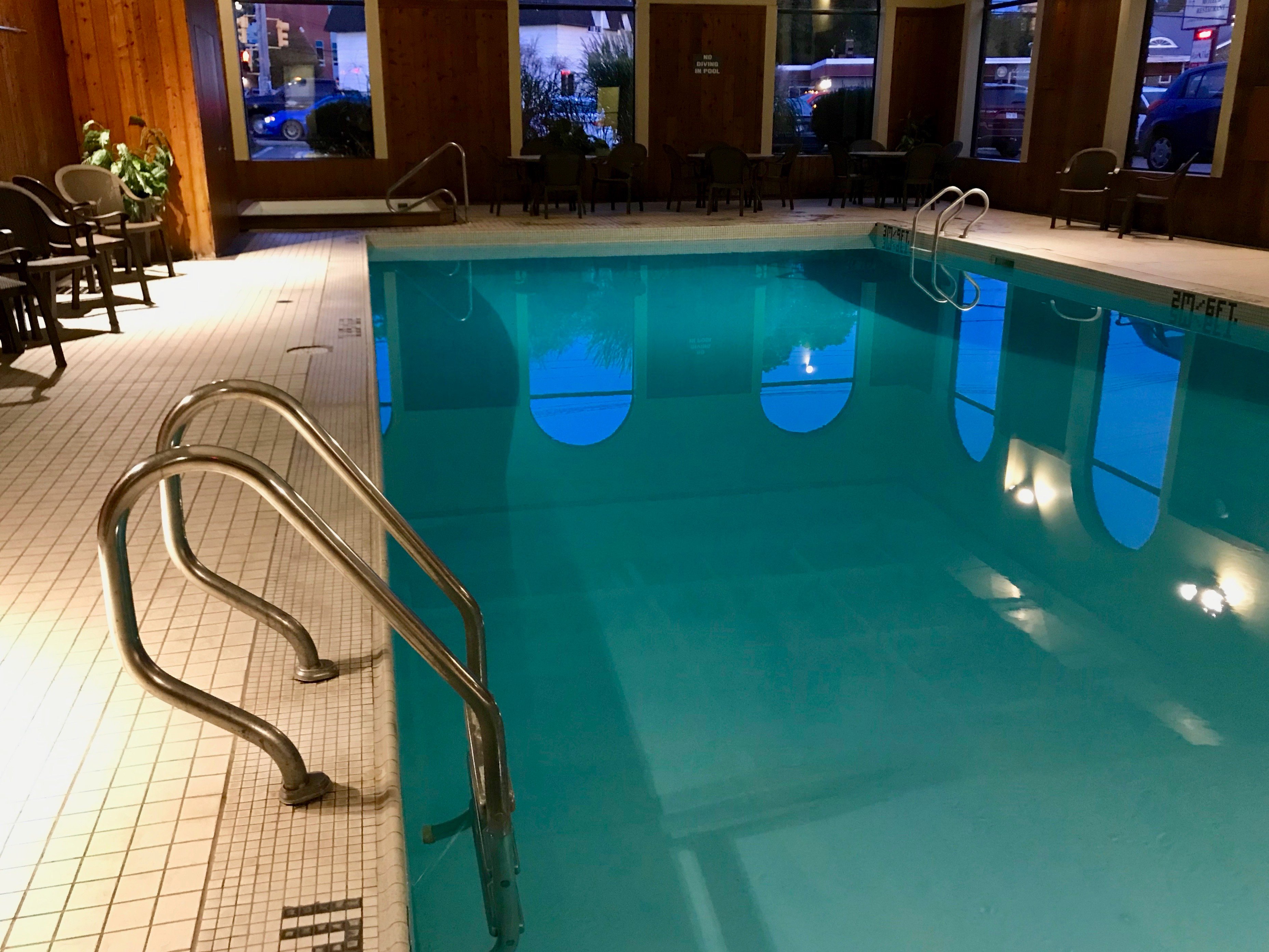 Best Western Truro - Glengarry-泳池