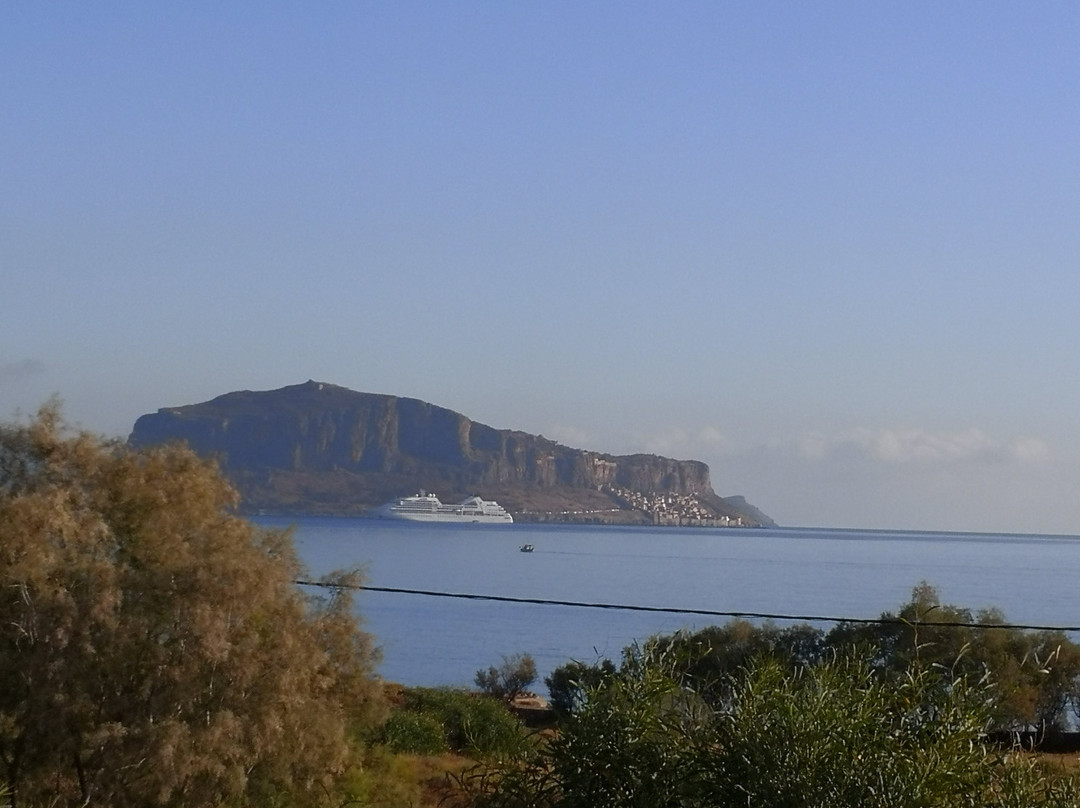 Iris Beach Hotel主图