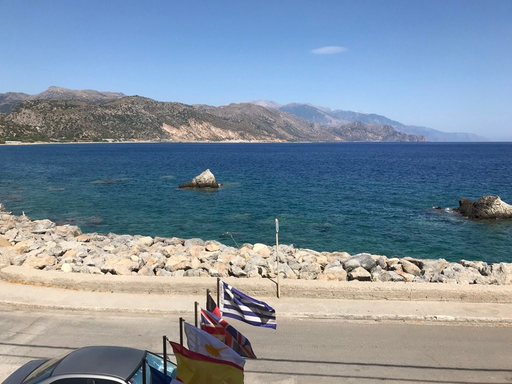 岩石之上酒店主图