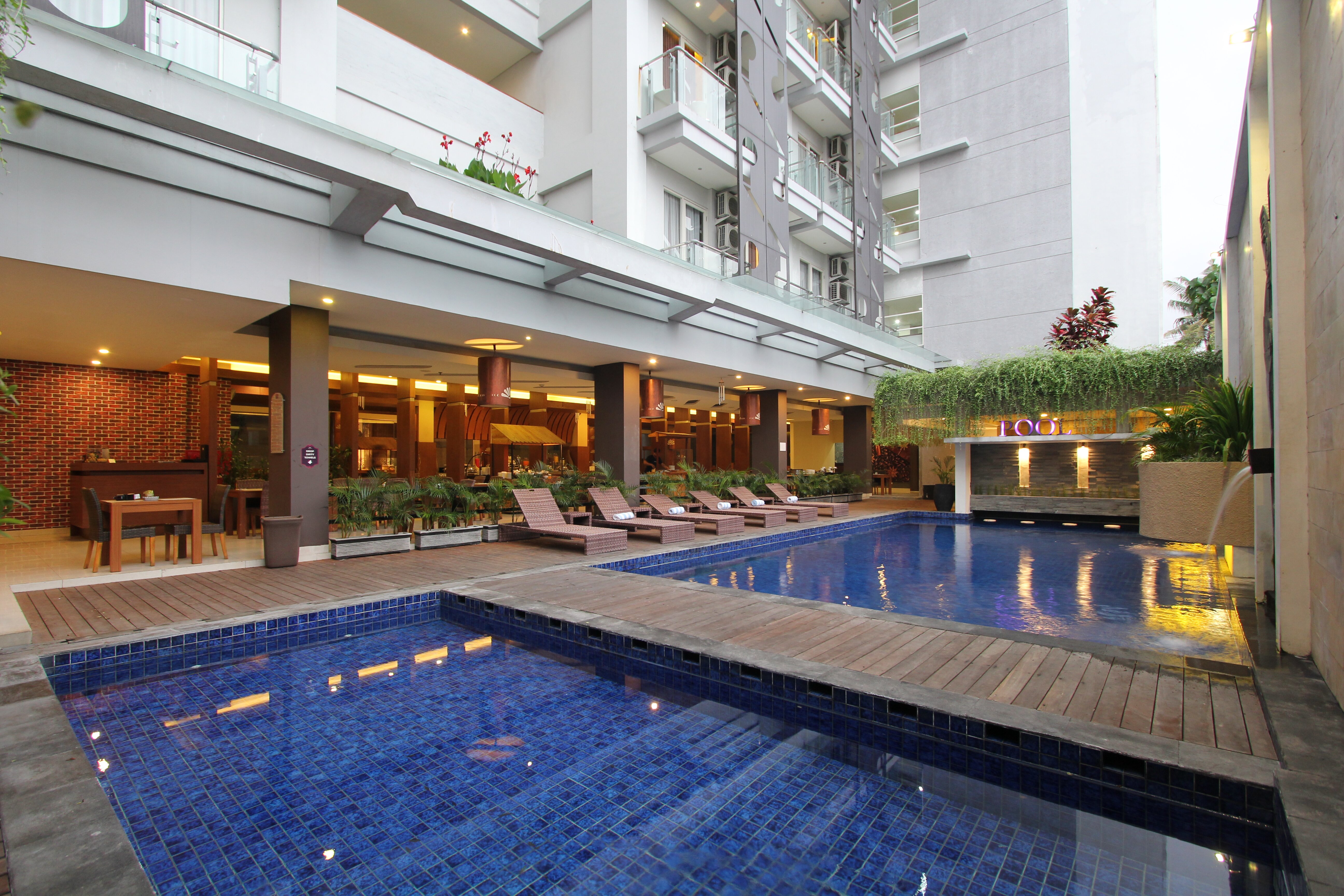 Crystal Lotus Yogyakarta-泳池
