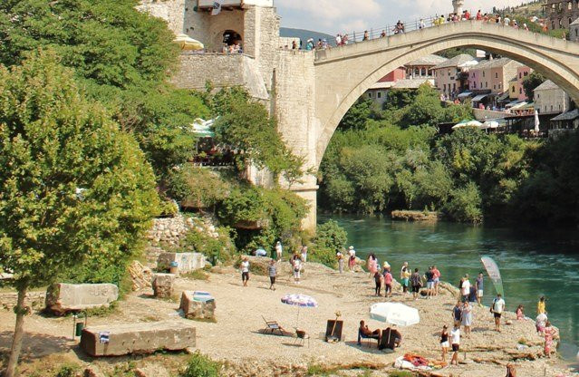 Beach under The Old bridge景点图片