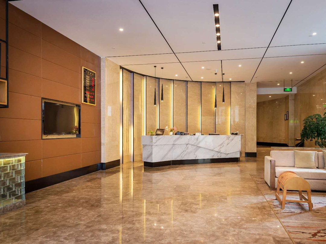 康定柏栎荟舍酒店(溜溜城情歌广场店)主图