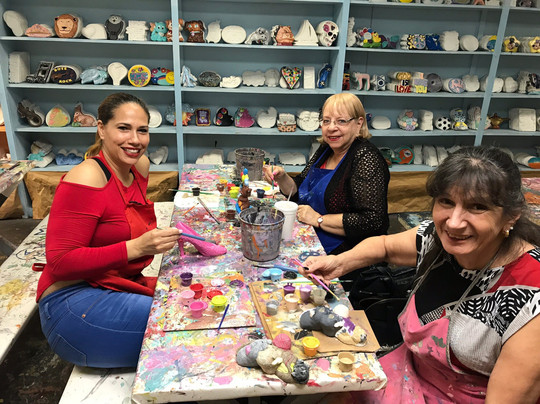 Plaster Carousel Fun Painting Studio-科勒尔斯普林斯必去景点