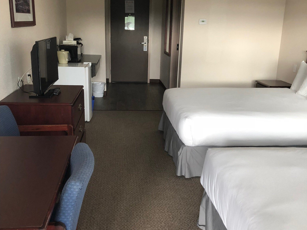 Royal Oak Inn & Suites主图