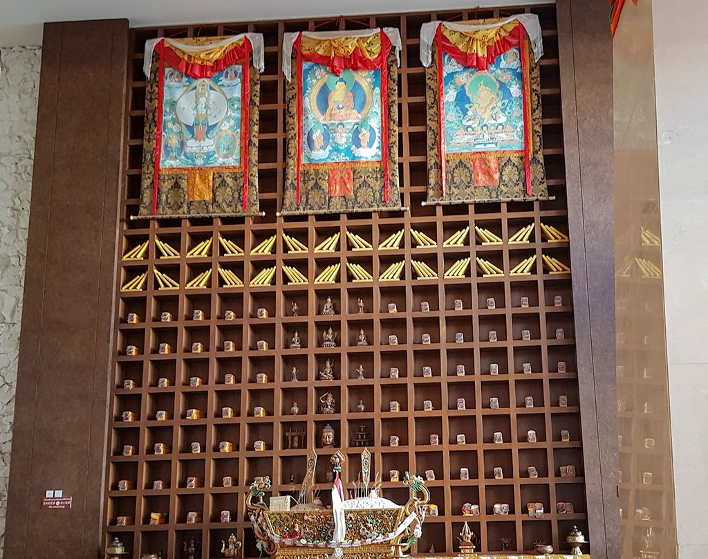 乔穆朗宗酒店主图