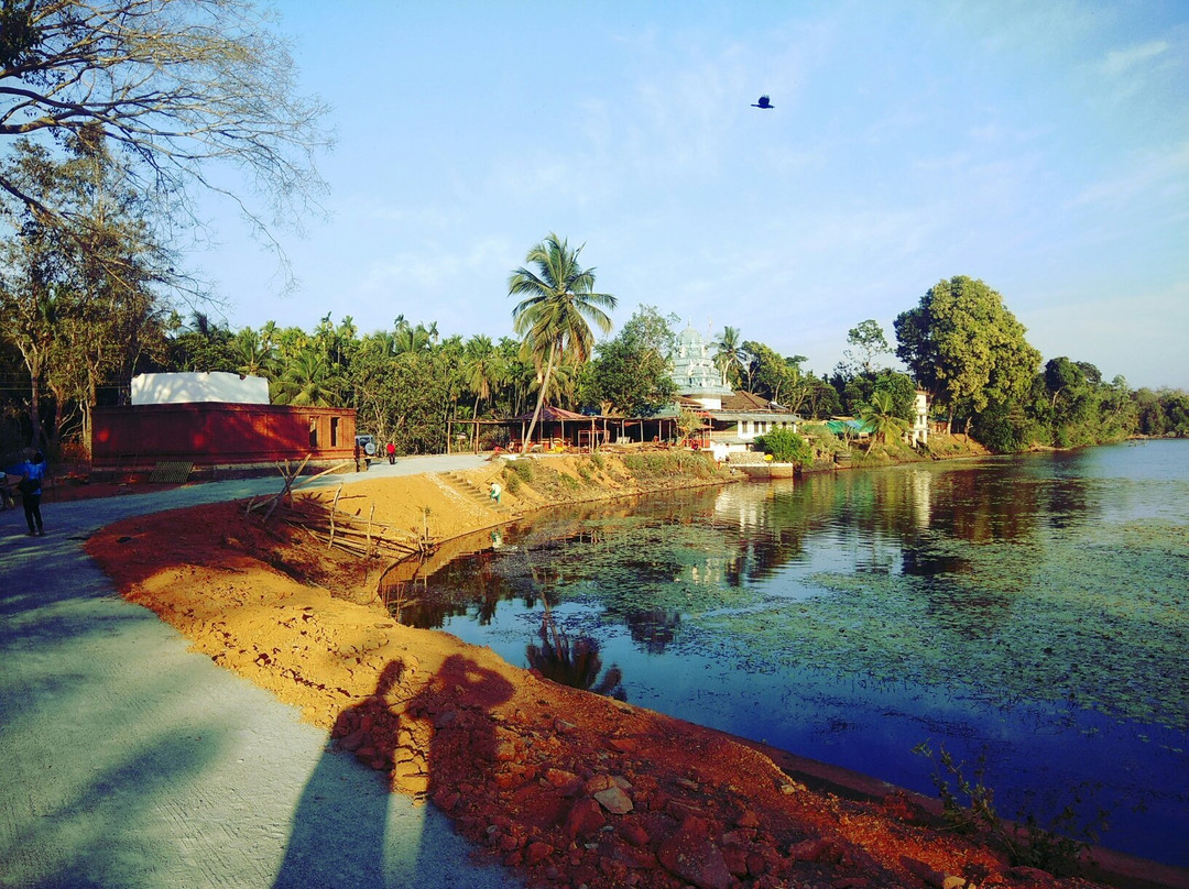 Kavadikeri Lake Temple景点图片