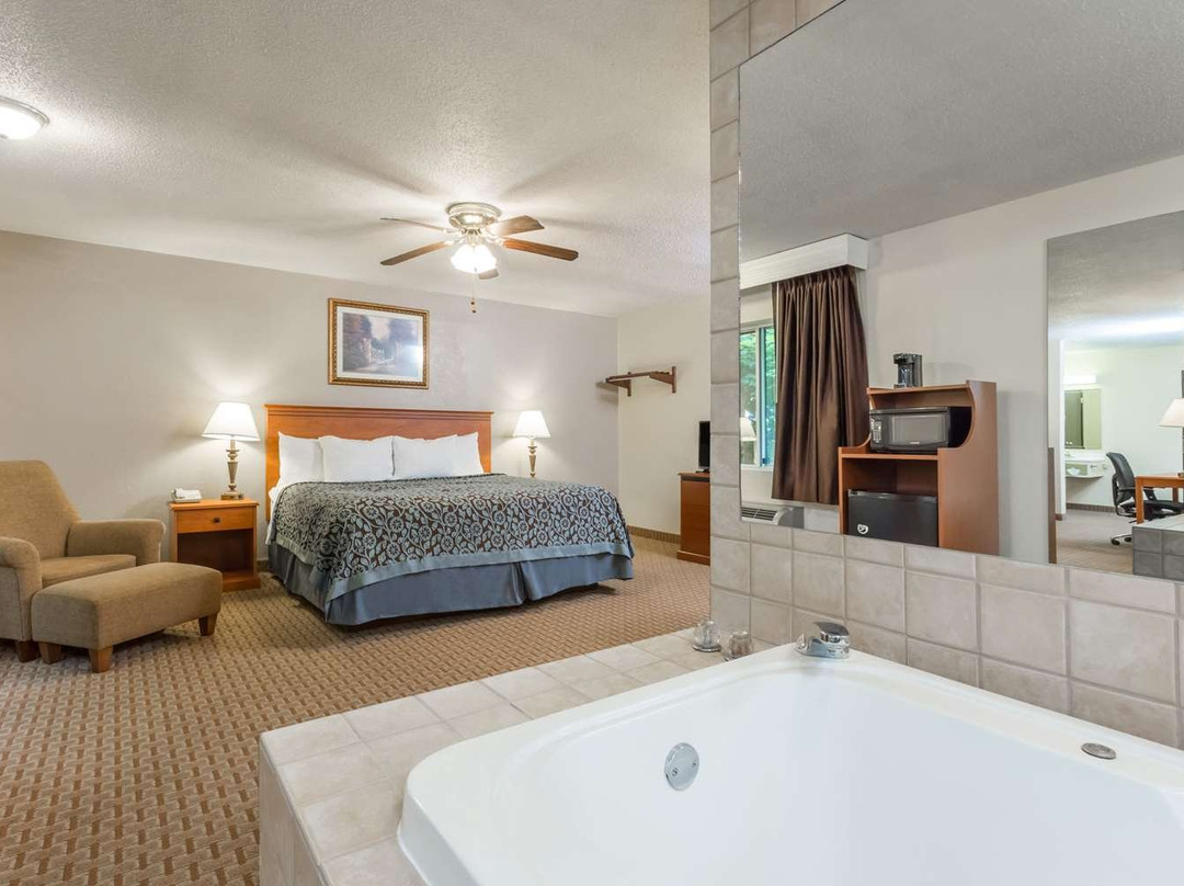 Days Inn & Suites by Wyndham Kaukauna WI主图