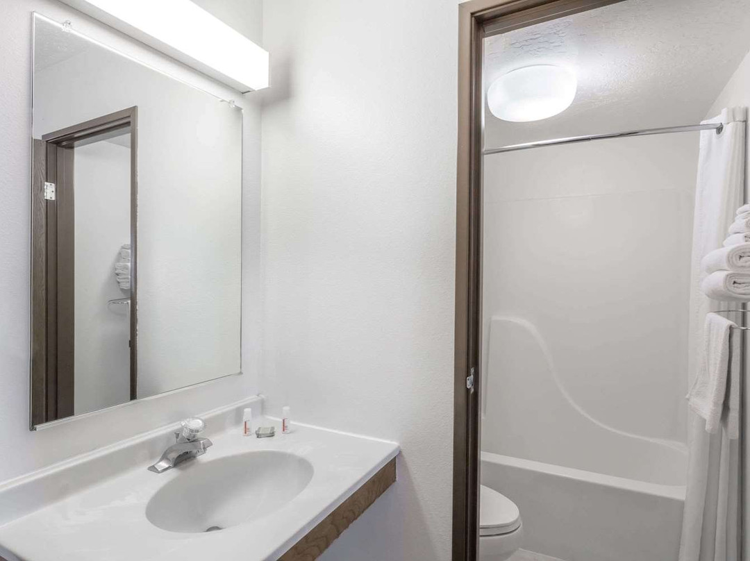 瑞克斯堡速8酒店主图