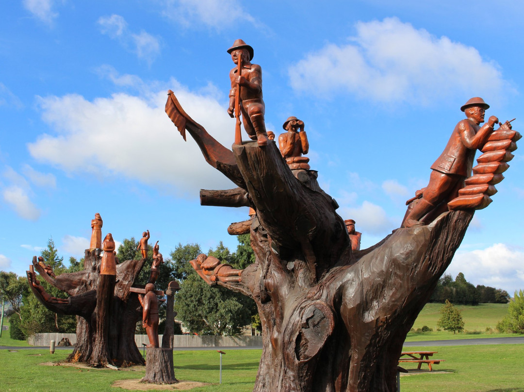 Branxholm旅游景点-Legerwood Memorial Tree Carvings