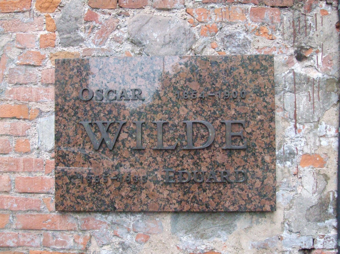 Sculpture Oscar Wilde and Eduard Vilde-塔尔图必去景点