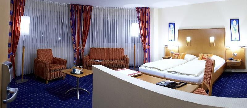 湖波特斯酒店餐厅主图