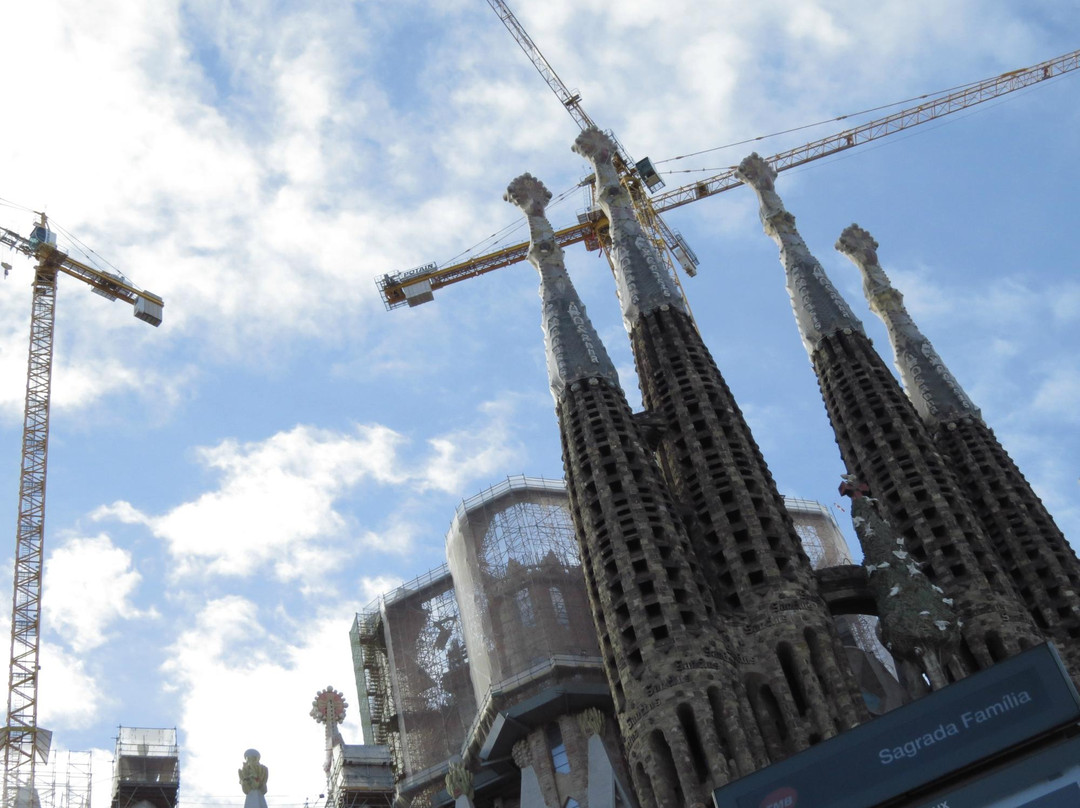 高迪建筑区徒步旅行-巴塞罗那必去景点