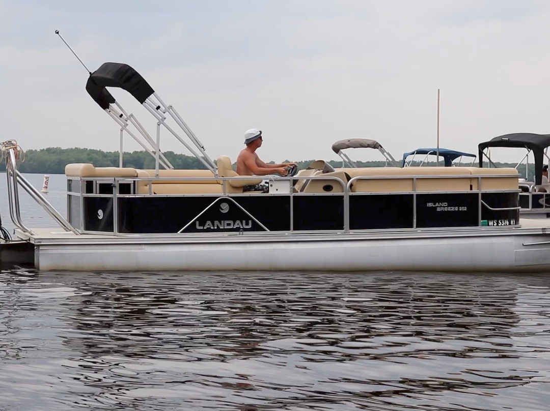 Holiday Shores Watersports-威斯康星峡谷必去景点